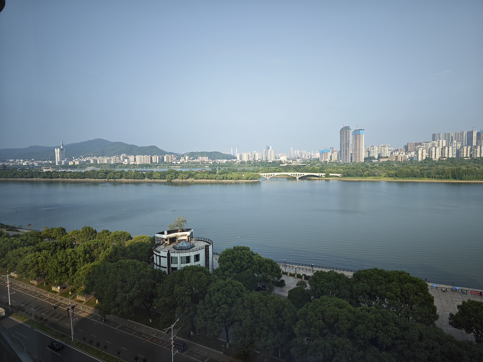 샹장 강 가운데 길게 뻗은 쥐쯔저우 섬