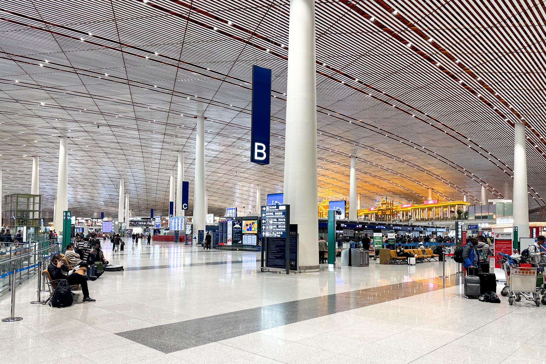 베이징 서우두공항 3터미널 출발층의 넓은 홀