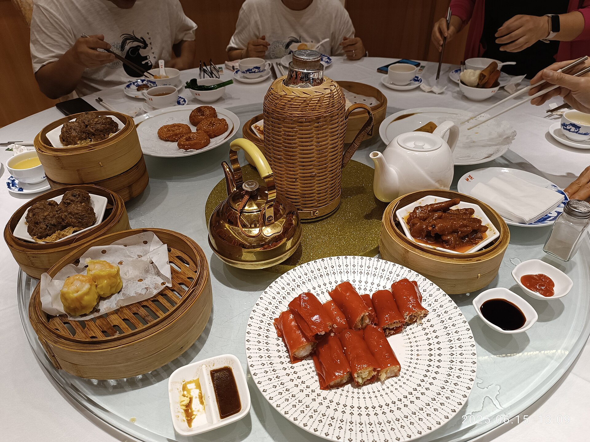 찻주전자와 딤섬 찜기가 놓인 원탁