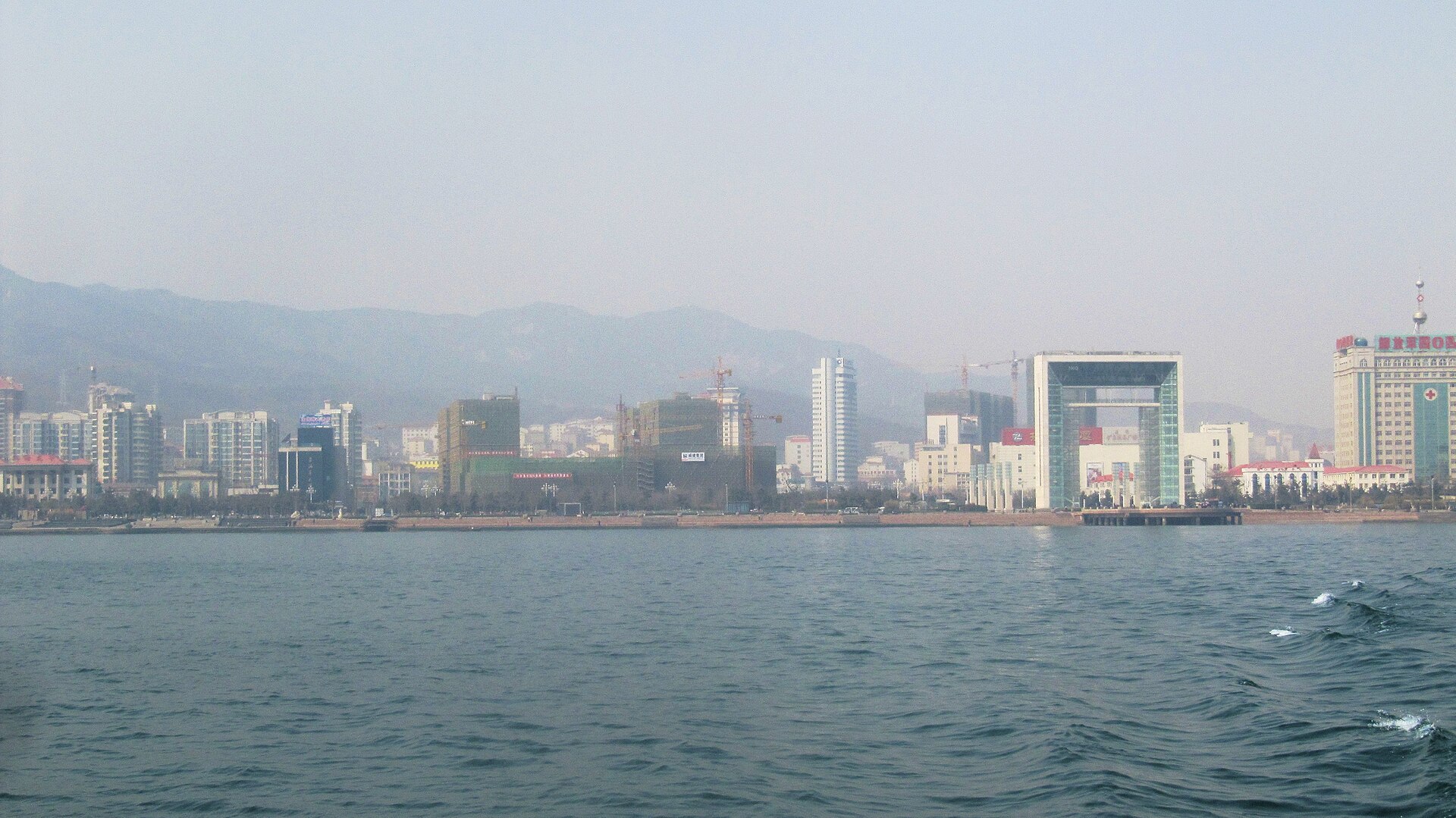 바다에서 바라본 웨이하이 도심 해안과 행복문