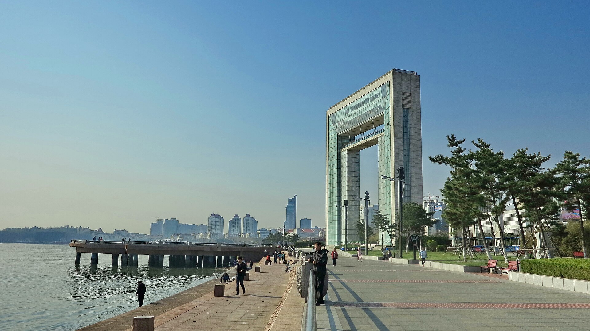 바닷가 산책로 옆에 서 있는 사각 문 모양의 행복문
